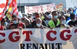 Des salariés et syndicalistes de Renault manifestent devant l'usine de Maubeuge, le 30 mai 2020