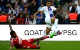 Le défenseur de Brest Noah Fadiga (g) intervient devant Kylian Mbappé, le 10 septembre 2022 au Parc des Princes  