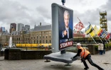 Un employé installe une affiche électorale du leader néerlandais du Parti pour la liberté (PVV) d'extrême droite, Geert Wilders, dans une rue de La Haye, le 6 octobre 2025