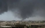 Un nuage de fumée au-dessus de Port-Soudan après une frappe de drone, le 6 mai 2025 au Soudan