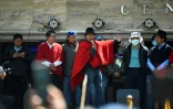 Le leader indigène Leonidas Iza s'adresse aux manifestants, le 23 juin 2022 à Quito, en Equateur