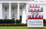 Un faux gâteau géant célébrant les 99 ans de Jimmy Carter, dans le jardin de la Maison Blanche, le 30 septembre 2023, à Washington