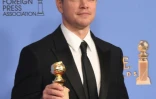 Matt Damon pose avec le Golden Globe de meilleur acteur dans une comédie reçu pour "Seul sur Mars" le 10 janvier 2016 à Beverly Hills