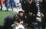 Les secours s'occupent de blessés au stade d'Hillsborough (Royaume-Uni) le 15 avril 1989, où une bousculade a coûté la vie à 96 personnes