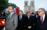 Le Premier ministre Edouard Philippe (g) et le président Emmanuel Macron (2e d) se rendent sur le parvis de la cathédrale Notre-Dame dans la soirée du 15 avril 2019, à Paris