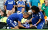Eva Carneiro (d), alors médecin de Chelsea, examine Eden Hazard blessé en Premier League contre Swansea, le 8 août 2015 à Stamford Bridge