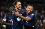 Le néo-Bleu Jules Koundé (à droite) vient féliciter Adrien Rabiot buteur contre Kazakhstan au Parc des Princes, le 13 novembre 2021 