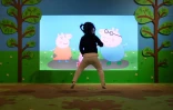Une petite fille s'adonne à un jeu interactif dans le parc d'attraction dédié à Peppa Pig, le 25 janvier 2019 à Shanghai