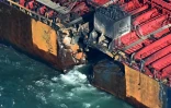 Vue aérienne de la coque endommagée du pétrolier MV Stena Immaculate à l'ancre en mer du Nord, après avoir été heurté la veille par le porte-conteneurs MV Solon gau large de Withernsea, à l'est de l'Angleterre, le 11 mars 2025