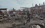 Image diffusée par le ministère russe de la Défense, le 13 mars 2025, montrant des destructions dans la ville de Soudja, dans la région de Koursk, en Ukraine