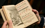 Une édition de 1732 regroupant les pièces de Molière, photographié le 14 décembre 2021 à la Comédie-Française à Paris