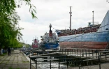 Des navires de commerce amarrés au port de Sulina en Roumanie, le 8 mai  2026