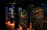 Des portes de palais de l'ancien royaume d'Abomey exposées au musée du Quai Branly, le 10 septembre 2021 à Paris