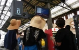 Des voyageurs devant un panneau d'informations le 31 mai 2016 gare Saint-Charles à Marseille