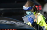 Une membre du personnel de santé d'un centre de tests de Bondi Beach enregistre un conducteur le 17 juin 2021 à Sidney, Australie