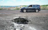 Un cratère de roquette sur le pont Antonovsky, à Kherson, ville occupée par l'armée russe, le 21 juillet 2022 dans le sud de l'Ukraine