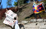 Manifestants avec un drapeau tibétain et une banderole lors de la cérémonie d'allumage de la flamme à Athènes le 18 octobre 2021