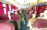Des prisonniers de guerre russes assis dans un bus après un échange dans un lieu tenu secret, dans une capture vidéo diffusée par le ministère russe de la Défense le 14 septembre 2024