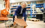Christian Lange, professeur associé du département architecture de l'université de Hong Kong tient une dalle de terre cuite fabriquée en 3D qui servira de récif artificiel, le 3 novembre 2020