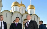Le président russe Vladimir Poutine (d) fait visiter le Kremlin à son homologue chinois Xi Jinping, le 5 juin 2019 à Moscou