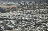Des véhicules fabriqués en Corée du Sud attendent leur exportation dans le port de Pyeongytaek, au sud de Séoul, le 3 avril 2025