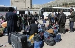 Photos de civils et de combattants évacués de la Ghouta orientale, à leur arrivée à Qalaat al-Madiq, un village du nord de la Syrie, le 26 mars 2018