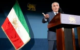 Reza Pahlavi, fils de l'ancien Shah iranien déchu, lors d'une conférence de presse au National Press Club de Washington, le 16 janvier 2026