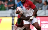 Le Fidjien de l'équipe de France de rugby à VII, Virimi Vakatawa, résiste à un plaquage lors d'un tournoi au Cap, le 13 décembre 2015