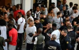 Des personnes attendent de pouvoir assister au procès des rappeurs français Booba et Kaaris à au tribunal de Créteil, près de Paris, le 3 août 2018