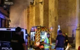 A Cordoue le 8 août 2025 au soir, les pompiers combattent les flammes d'un incendie à la mosquée-cathédrale