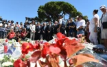 Le président de la région Paca Christian Estrosi (4e à g.)et le maire de Nice Philippe Pradal (3e à g.) rendent hommage aux victimes, le 16 juillet 2016 près de la Promenade des Anglais
