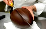 Le chef pâtissier Walter Musco prépare l'un de ses oeufs de Pâques en chocolat, le 30 mars 2021 à Rome.