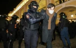 Arrestation lors d'une manifestation contre l'invasion de l'Ukraine, le 27 février 2022 à Saint-Pétersbourg (Russie)
