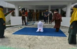 Une femme va être flagellée par une autre femme, le 10 décembre 2019 à Band Aceh, province indonésienne qui applique la loi islamique