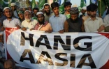 "Pendez Asia", peut-on lire sur une banderole d'une manifestation le 4 novembre 2018 de partisans pakistanais du Jamaat-e-Islami (JI) protestant contre l'acquittement d'Asia Bibi, une chrétienne condamnée à mort pour blaspème