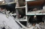 Des enfants fouillent le 8 juin 2024 dans des gravats de bâtiments détruits lors d'une opération israélienne pour libérer des otages à Nousseirat, dans le centre de la bande de Gaza, où une guerre oppose Israël au mouvement islamiste Hamas