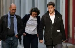 Julien Bayou (D), secrétaire national d'EELV, arrive au siège de LFI à Paris le 29 avril 2022, accompagné des porte-parole d'EELV Eva Esa et Alain Coulombel 