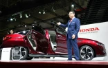 Le PDG de Honda, Takahiro Hachigo, présente la "Clarity Fuel Cell", le 28 octobre 2015 au salon de l'automobile de Tokyo, au Japon