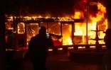 Un bus incendié à Santiago, le 18 octobre 2019 au Chili