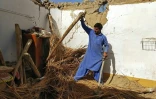 Un habitant inspecte sa maison qui s'est effondrée lors d'un séisme de magnitude 5,9 dans le secteur d'Harnai au Pakistan, le 7 octobre 2021