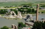 Une vue générale de Hasankeyf en Turquie et ses ruines antiques et minarets entourés des eaux du Tigre, le 12 mai 2017