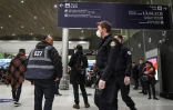Des policiers portant des masques patrouillent le 26 janvier 2020 à l'aéroport de Roissy 