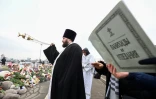 Service religieux devant le mémorial aux victimes de l'attentat du Crocus City Hall, le 29 mars 2024 à Krasnogorsk, dans la banlieue de Moscou