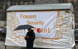 Un "point de sécurité pour les femmes" mis en place devant la cathédrale de Cologne pendant le festival le 4 février 2016