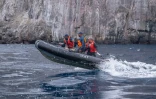 Membres de l'équipage du catamaran Silky, à bord d'un bateau rapide d'intervention, qui luttent contre la pêche illégale autour de l'île colombienne de Malpelo