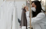 Confection d'une robe miniature haute couture dans les ateliers de Dior à PAris, le 4 juillet 2020