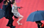 L'actrice américaine et membre du jury Kristen Stewart monte les marches du Palais des Festivals de Cannes pieds nus, le 14 mai 2018