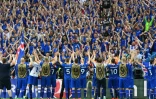 Les Islandais fêtent leur qualification en 8e de l'Euro avec leurs supporters, le 22 juin 2016 au Stade de France
