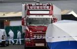 La police scientifique britannique s'affaire près du camion où ont été retrouvés les 39 migrants morts, le 23 octobre 2019 à Grays, en Angleterre