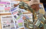Un homme feuillete la presse au lendemain de l'annonce des résultats du premier tour de la présidentielle au Mali, le 3 août 2018 à Bamako.